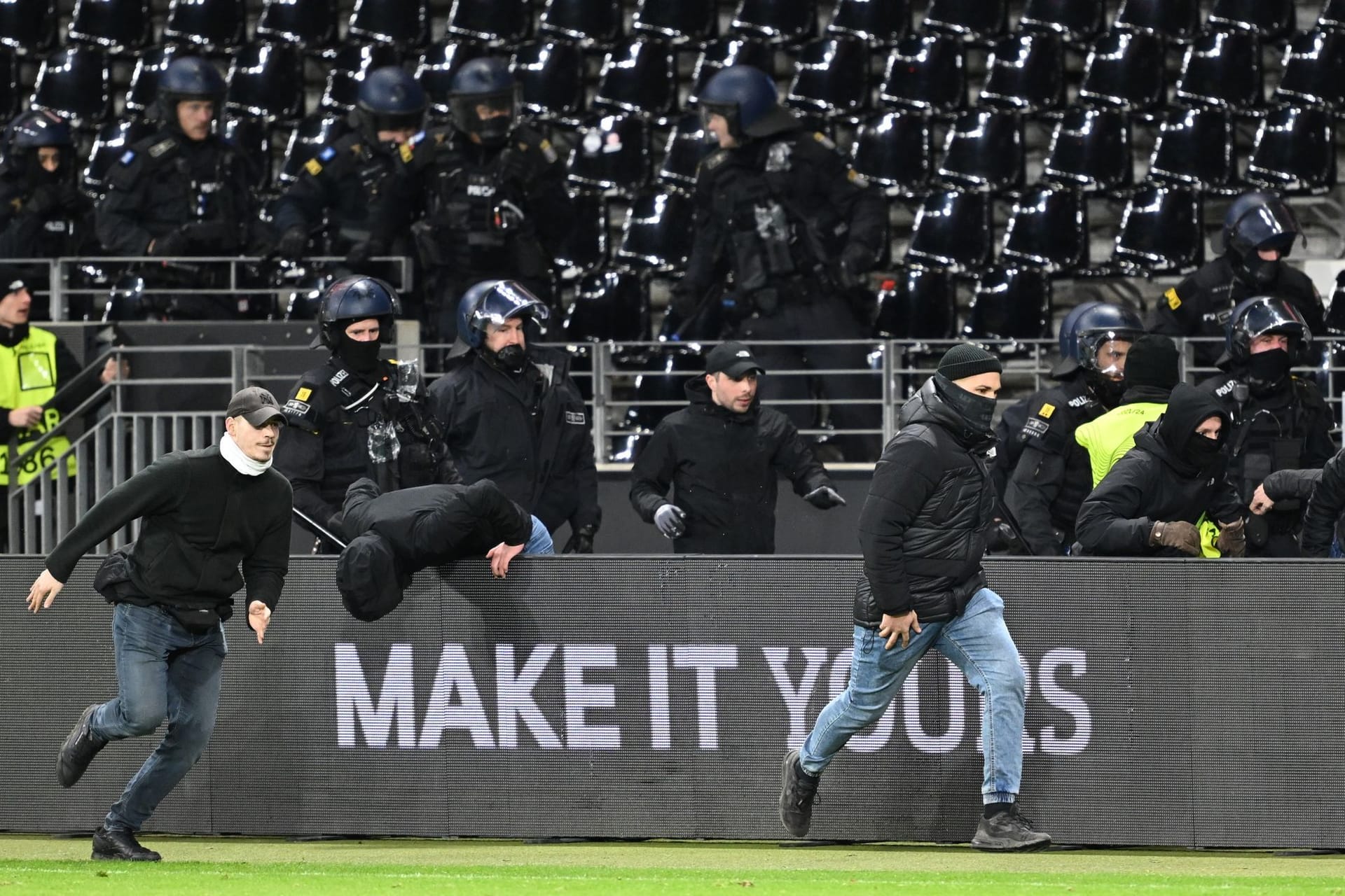 Fans im Stadion-Innenraum