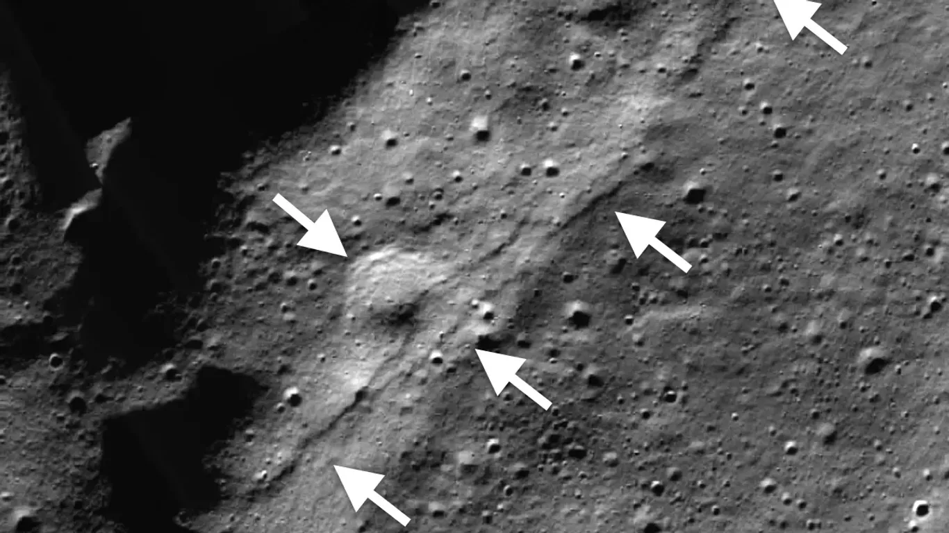 Die Aufnahme zeigt die Scarps in der Südpolregion des Mondes.