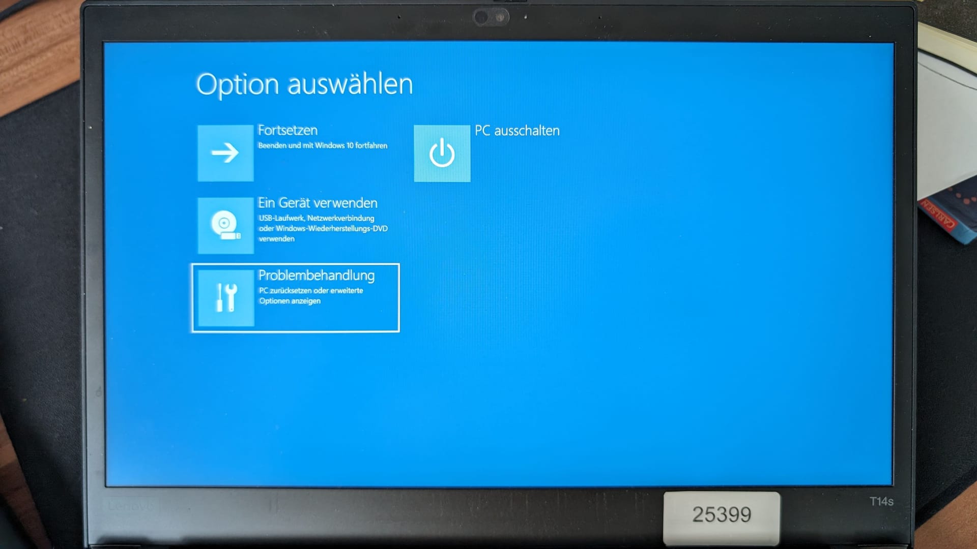 Der Rechner startet jetzt neu, aber mit erweiterten Optionen. Wählen Sie hier das Feld "Problembehandlung" aus.