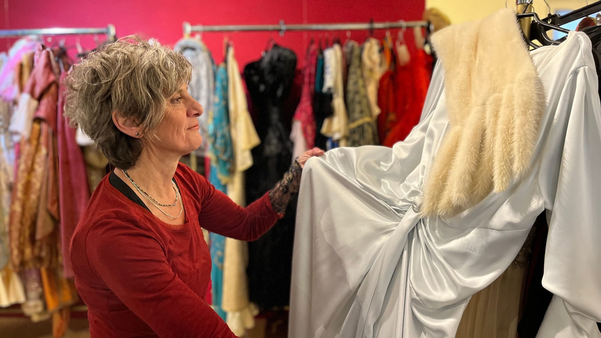 Ursula Richter mit Söders Marilyn Monroe Kleid: Das – unter den Vorgaben des Ministerpräsidenten – zu schneidern, habe ihr einiges abverlangt.