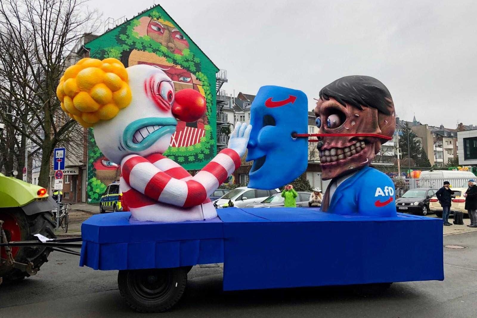 Bei der AfD fällt die Maske und dahinter steckt Adolf Hitler: ein Mottowagen auf dem Rosenmontagsumzug von Jacques Tilly in Düsseldorf.