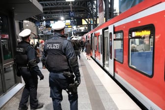 Bundespolizei im EInsatz in Hamburg (Symbolfoto): In Altona sorgte eine stark alkoholisierte Gruppe für Ärger.
