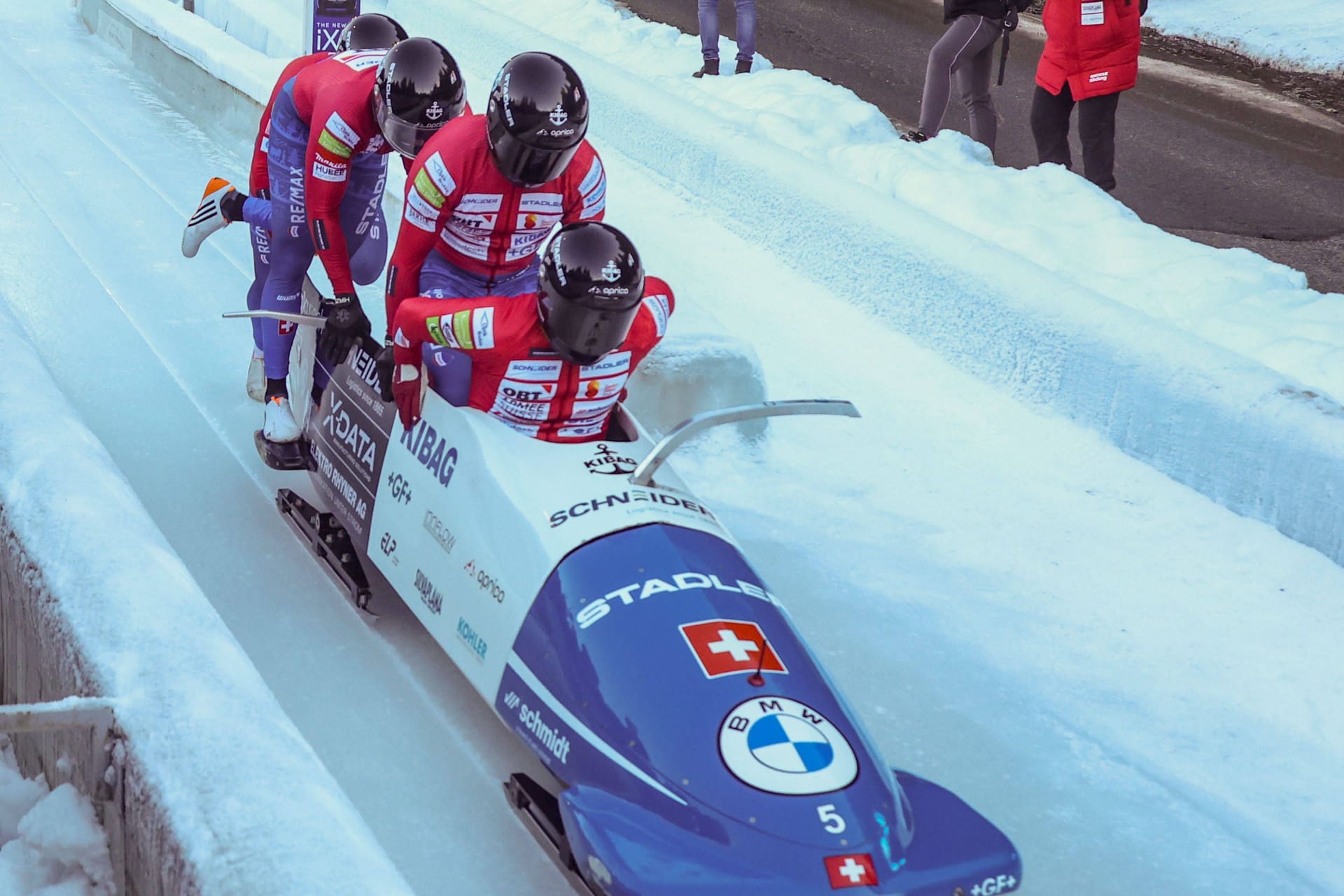 Der Viererbob um Pilot Michael Vogt: In Altenberg hatte er einen schweren Sturz.