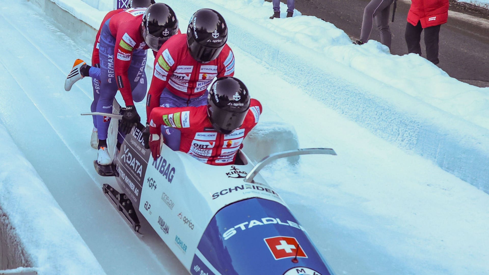 Der Viererbob um Pilot Michael Vogt: In Altenberg hatte er einen schweren Sturz.