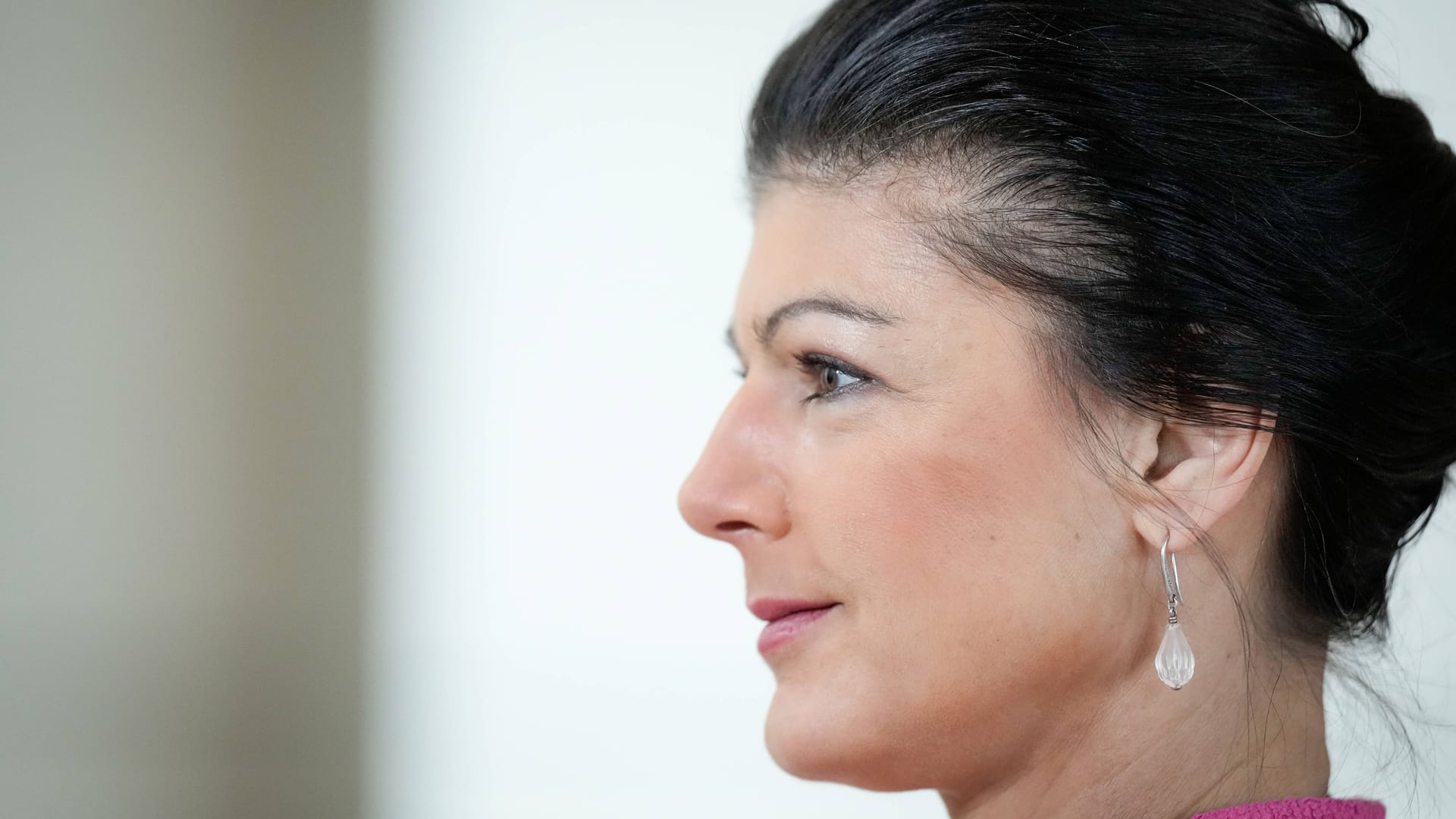 Sahra Wagenknecht: Die ehemalige Linken-Politikerin könnte es mit ihrer neuen Partei über die Fünfprozenthürde schaffen. Sahra Wagenknecht: Die ehemalige Linken-Politikerin könnte es mit ihrer neuen Partei über die Fünfprozenthürde schaffen.