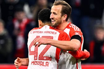 Matchwinner: Harry Kane jubelt mit Bayern-Teamkollege Jamal Musiala.