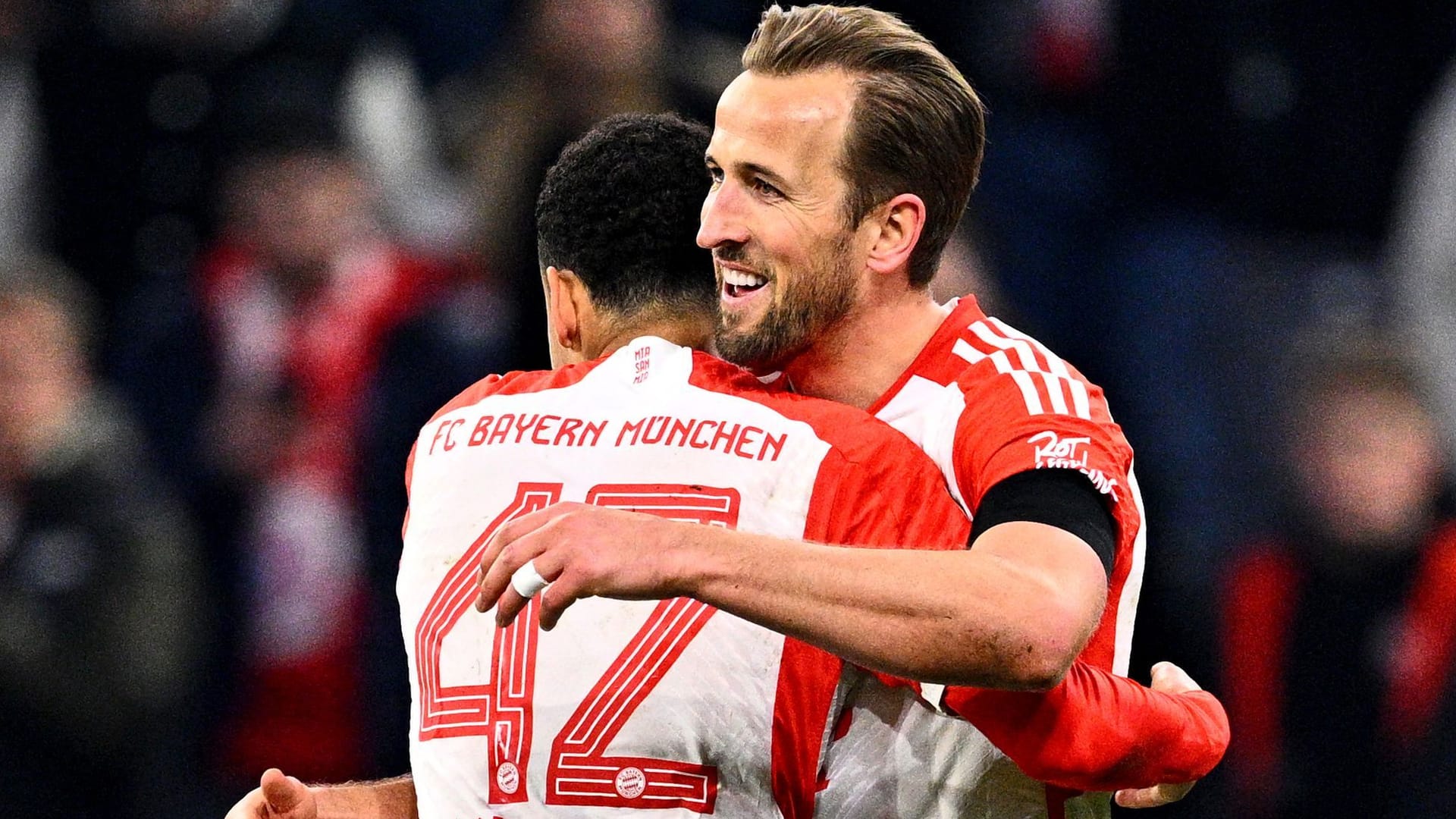 Matchwinner: Harry Kane jubelt mit Bayern-Teamkollege Jamal Musiala.