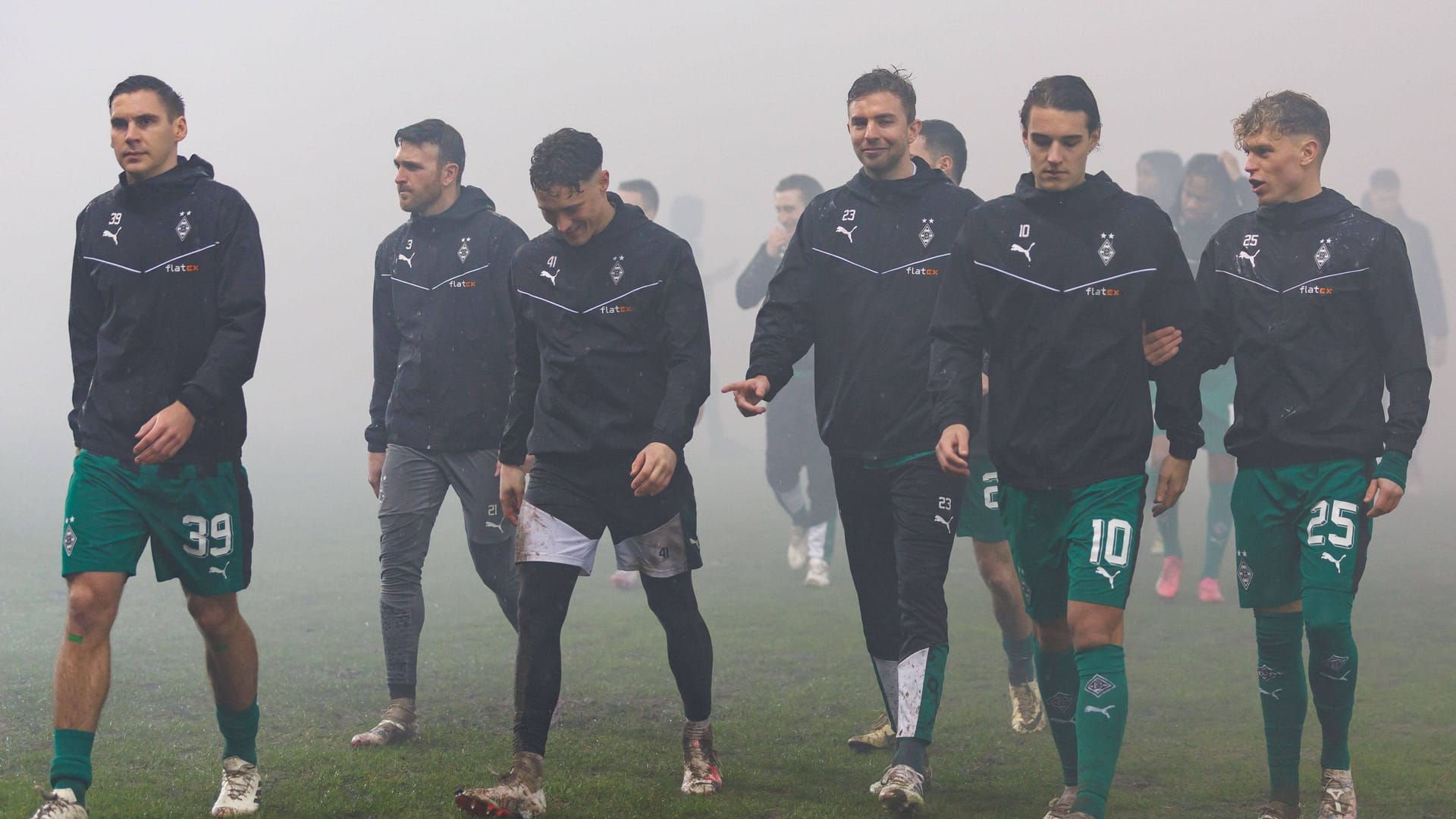 In Saarbrücken: Gladbacher Spieler verlassen das Spielfeld.