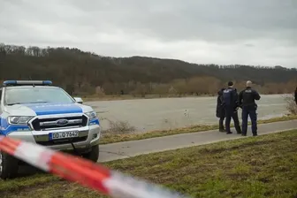 Um die Leiche zu bergen, wurde der Elberadweg in Sörnewitz gesperrt. Jetzt ist klar: Es handelt sich um den vermissten Segler.