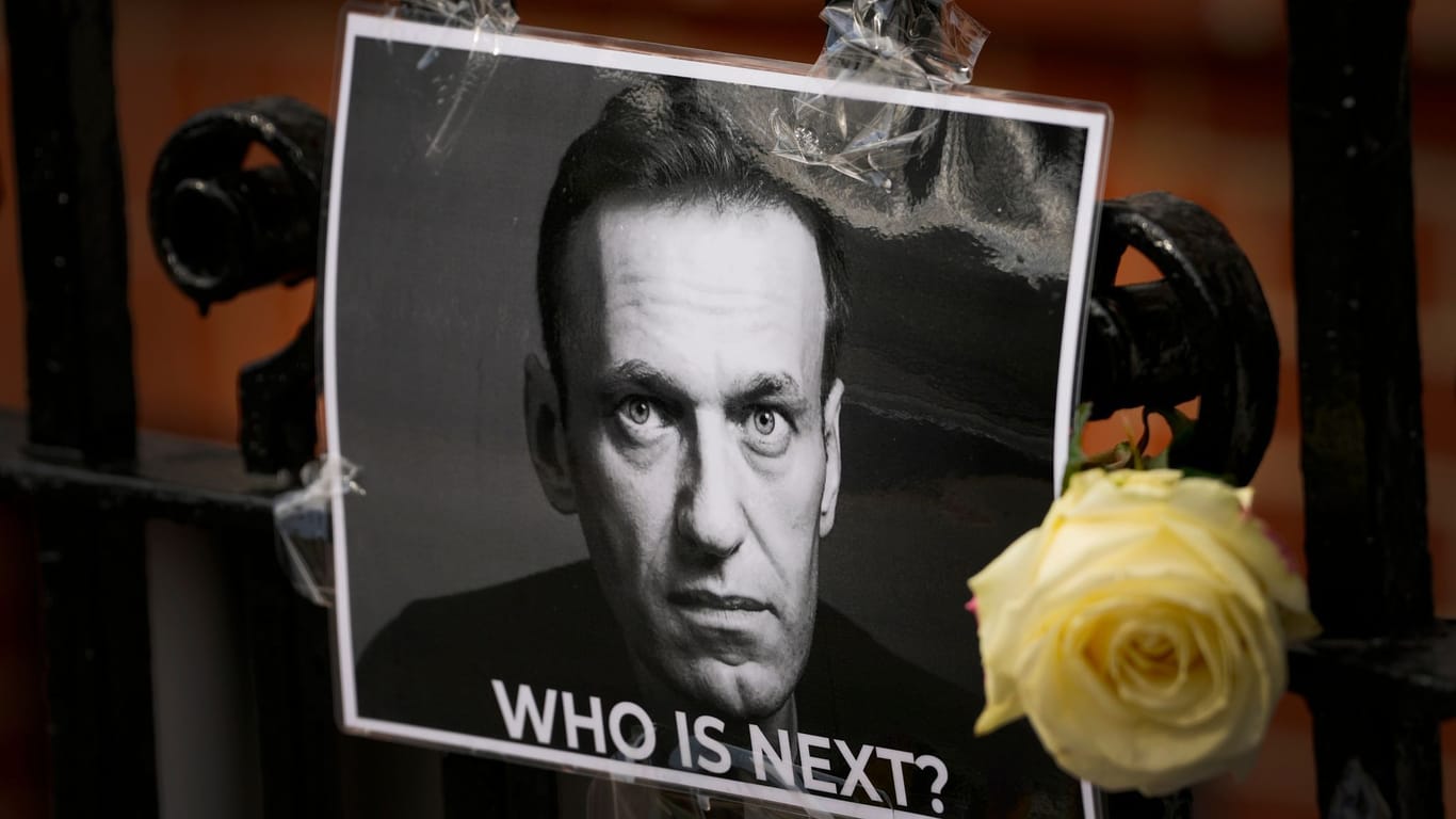 Nawalny-Gedenken in London: "Wer ist der Nächste".