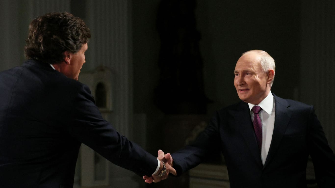 Eine Hand wäscht die andere: Tucker Carlson interviewte Wladimir Putin in Moskau (Archivbild).