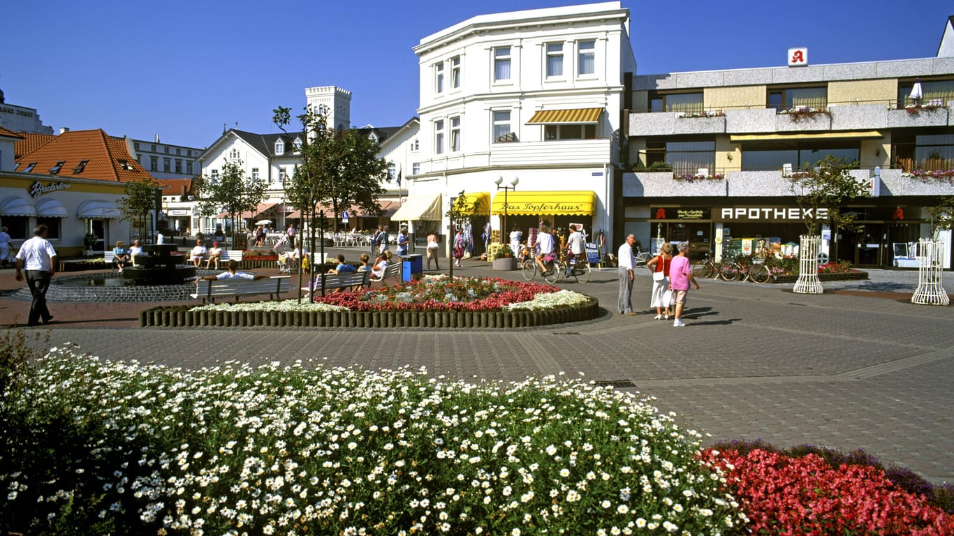 Blumengeschmückte Innenstadt des ostfriesischen Seeheilbades Norderney
