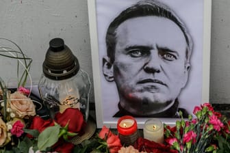 Blumen und Kerzen an einem Porträt Nawalnys: Anfang Februar soll Kremlchef Wladimir Putin ein Angebot unterbreitet worden sein.