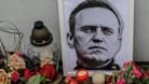 Blumen und Kerzen an einem Porträt Nawalnys: Anfang Februar soll Kremlchef Wladimir Putin ein Angebot unterbreitet worden sein.