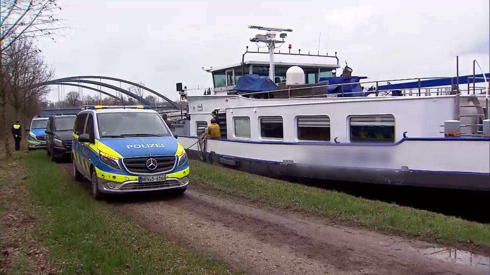 Mehrere Einsatzfahrzeuge eilten zum Hafen in Lünen: Ein Streit auf einem Schiff ist am Montag eskaliert.