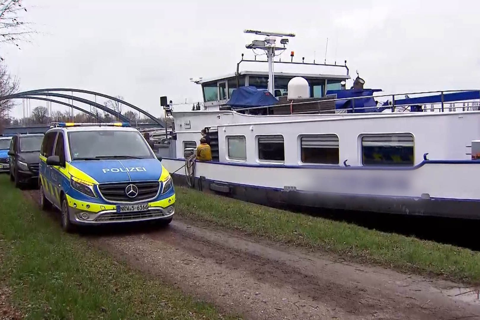 Mehrere Einsatzfahrzeuge eilten zum Hafen in Lünen: Ein Streit auf einem Schiff ist am Montag eskaliert.