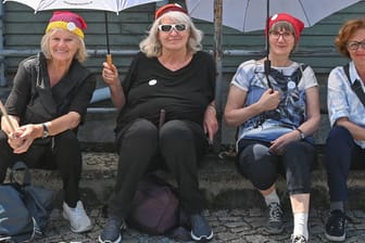 Aktivistinnen von "Omas gegen Rechts" (Archivbild): Die Mitgliederzahl der Gruppe habe sich in den letzten drei Wochen vervierfacht, sagte die Gründerin der Bewegung.