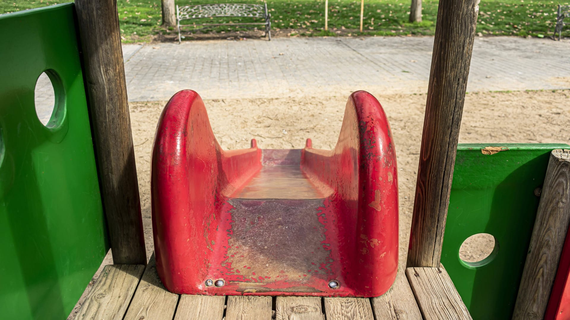 Eine Rutsche (Symbolbild): Die Todesursache des Mädchens steht nun fest.