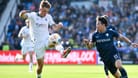 Gladbachs Luca Netz (l.) im Duell mit dem Bochumer Takuma Asano im Hinspiel: Die Partie im Borussia-Park hat etwas Verspätung.