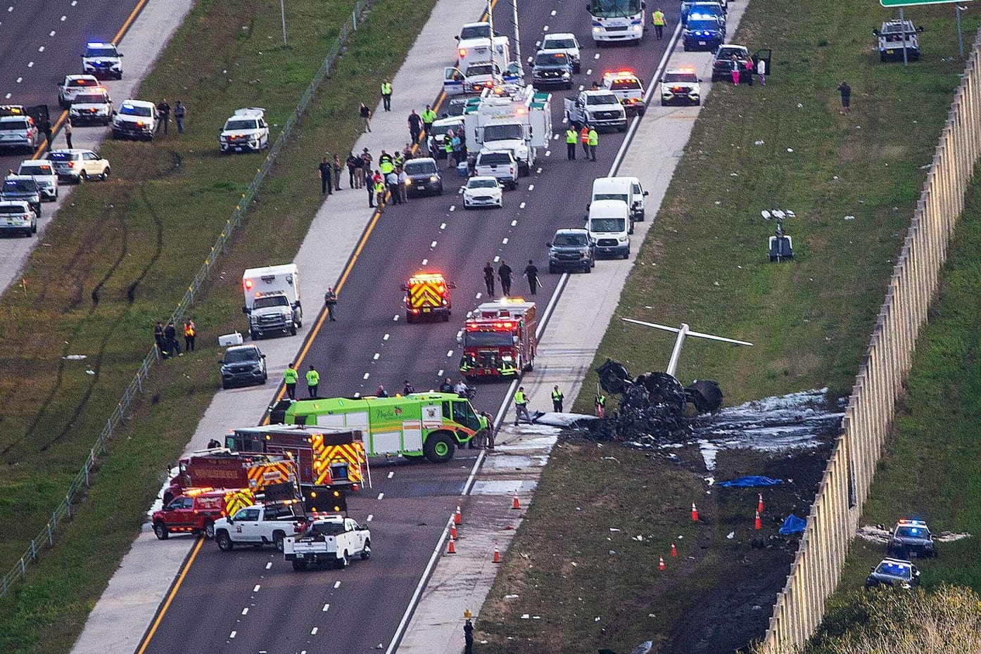 Ein ausgebranntes Flugzeug liegt neben der Autobahn 75 in Florida.