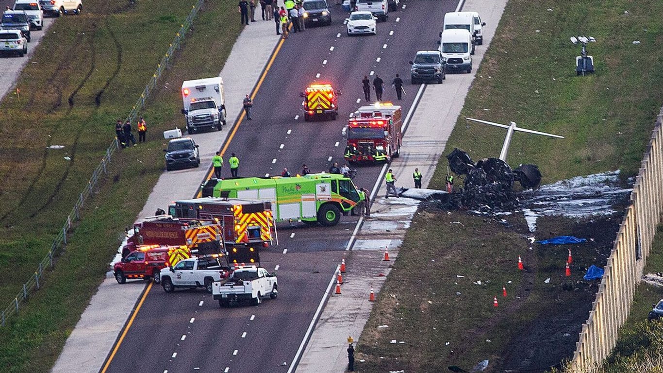 Ein ausgebranntes Flugzeug liegt neben der Autobahn 75 in Florida.