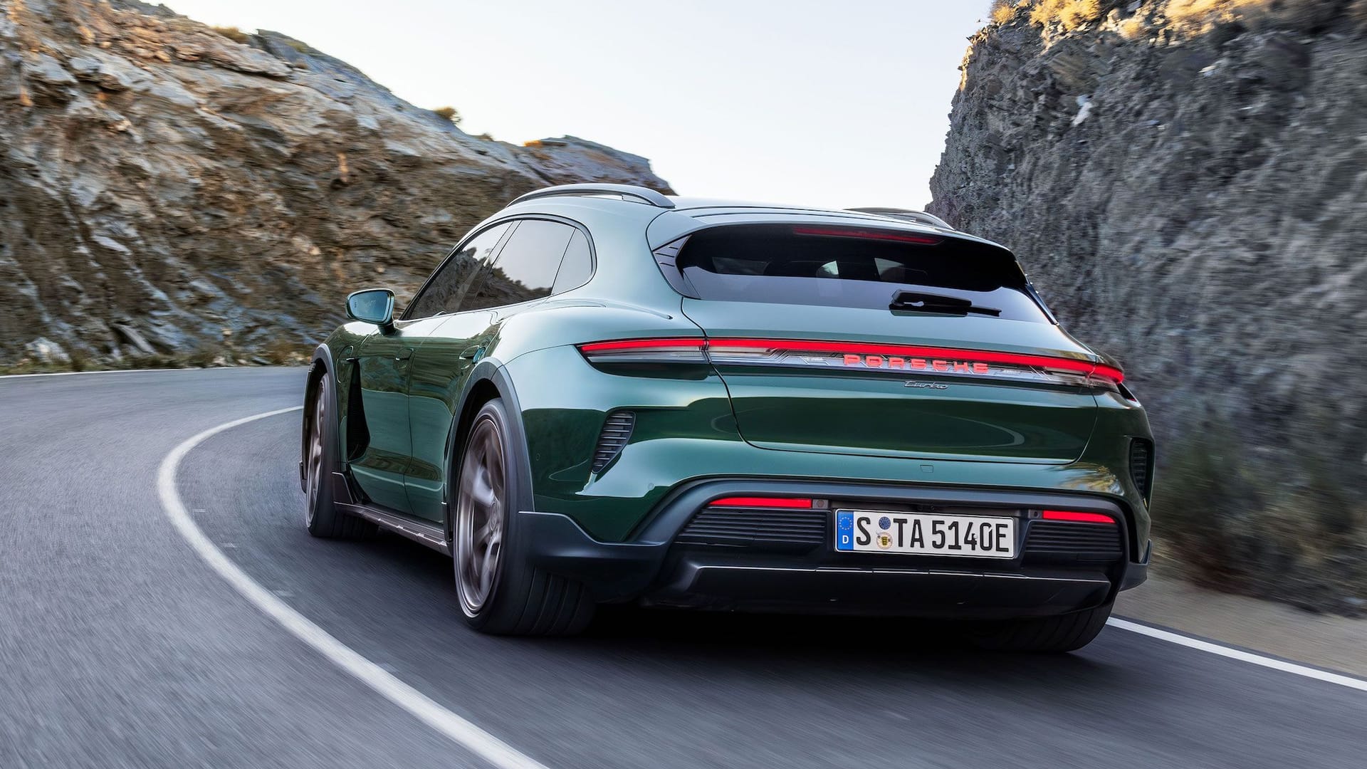 Heck des Sport Tourismo: Neue Anbauteile sowie der Porsche-Schriftzug im Leuchtband sind die auffälligsten Änderungen.