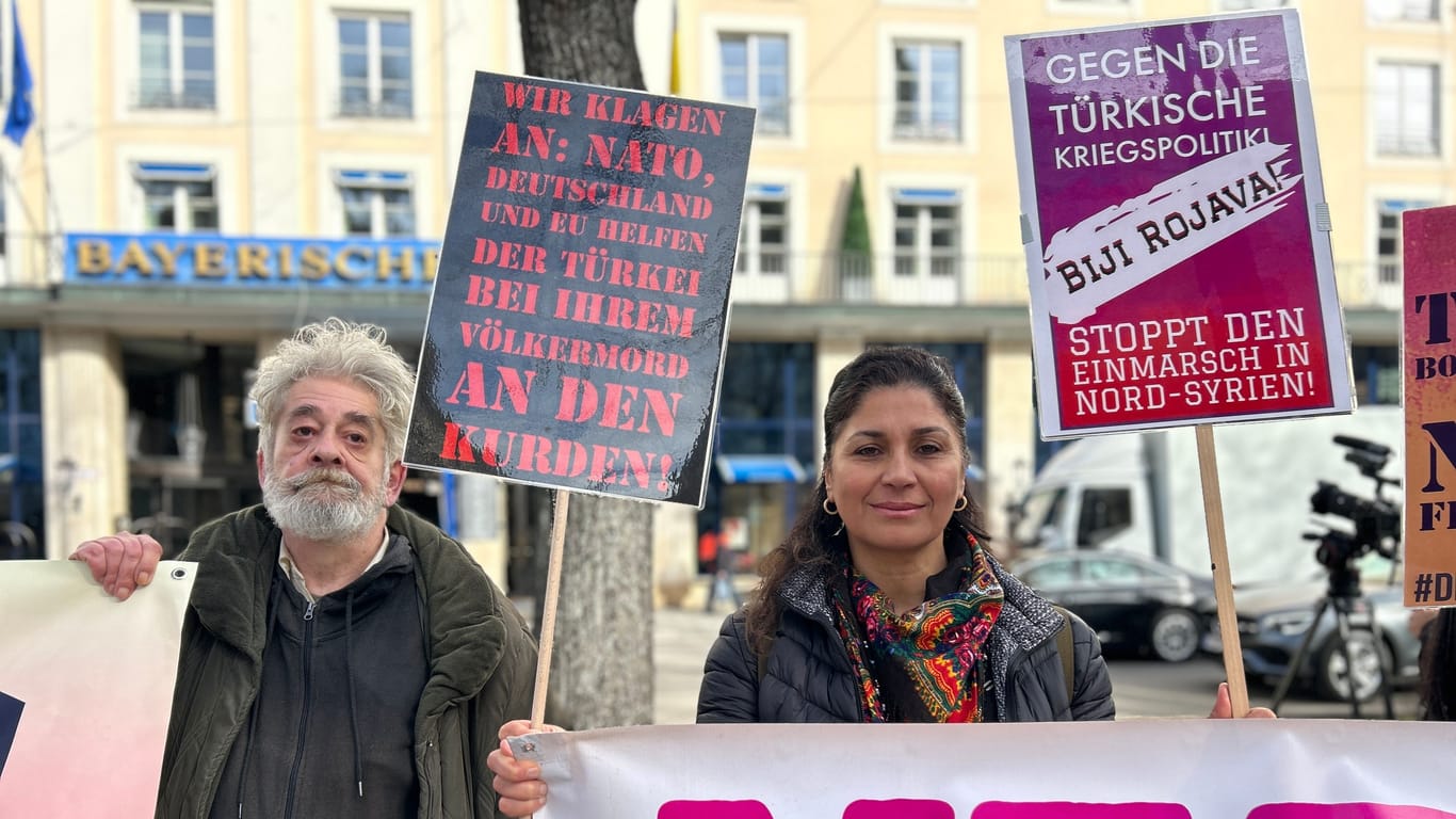 Demo-Teilnehmer Wolfgang Blaschka und eine Vertreterin des Münchner Frauenverbands Kurdistan: Sie demonstrieren gegen die türkische Politik und für die Rechte von Kurden.