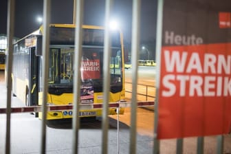 ARCHIV - Ein Schild mit der Aufschrift «Warnstreik» hängt an einem Busdepot der BVG