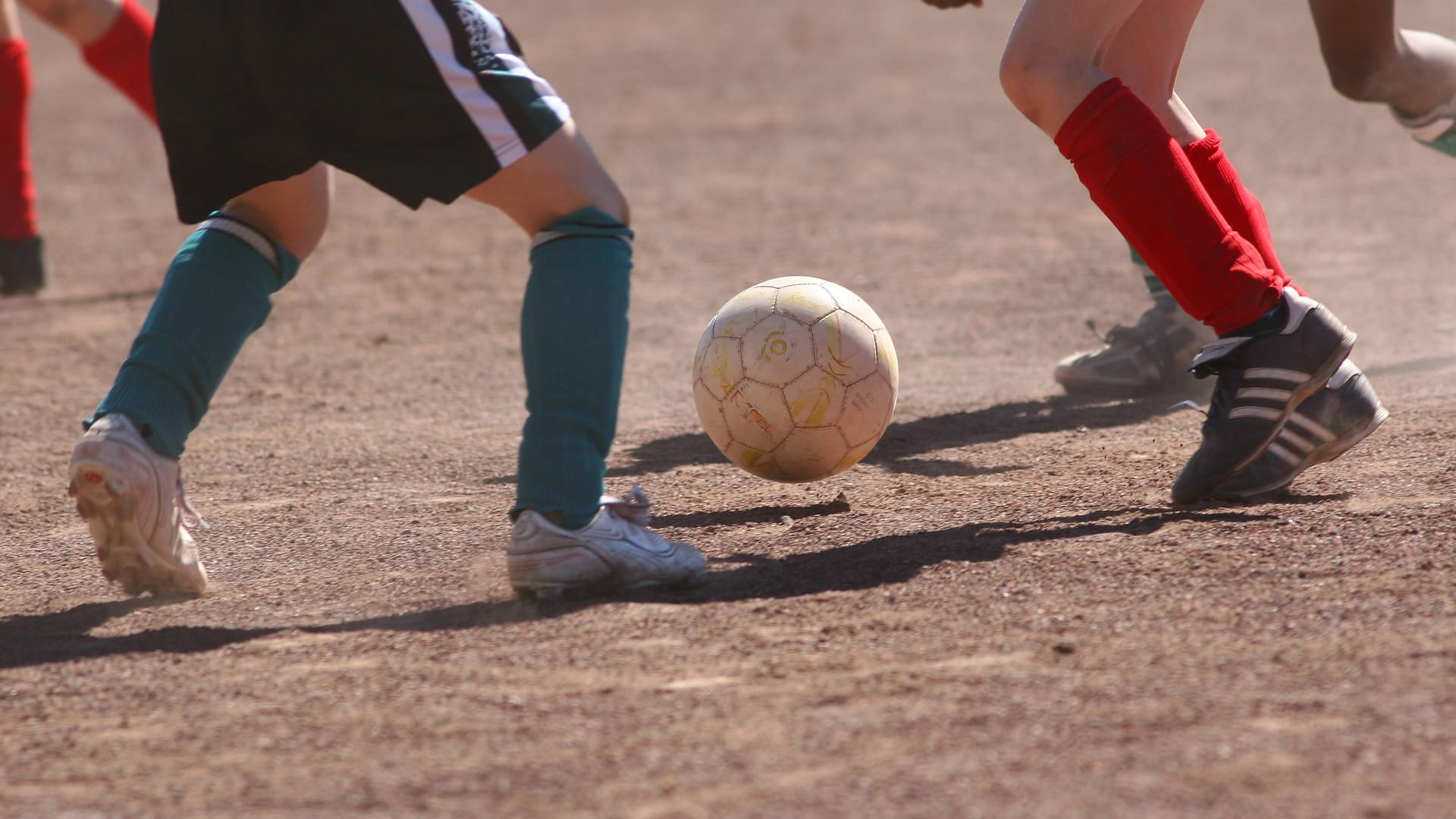 Zwei Kinder kicken auf einem Bolzplatz (Symbolbild): Hamburger Sportbund meldet starken Mitgliederzuwachs.