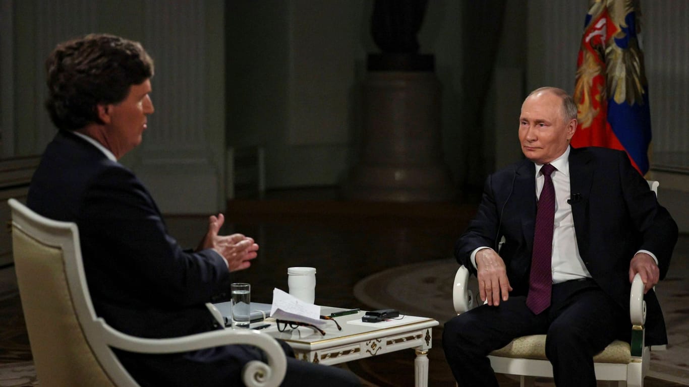 Wladimir Putin im Interview mit Tucker Carlson: Russlands Präsident betreibt Pseudogeschichte.