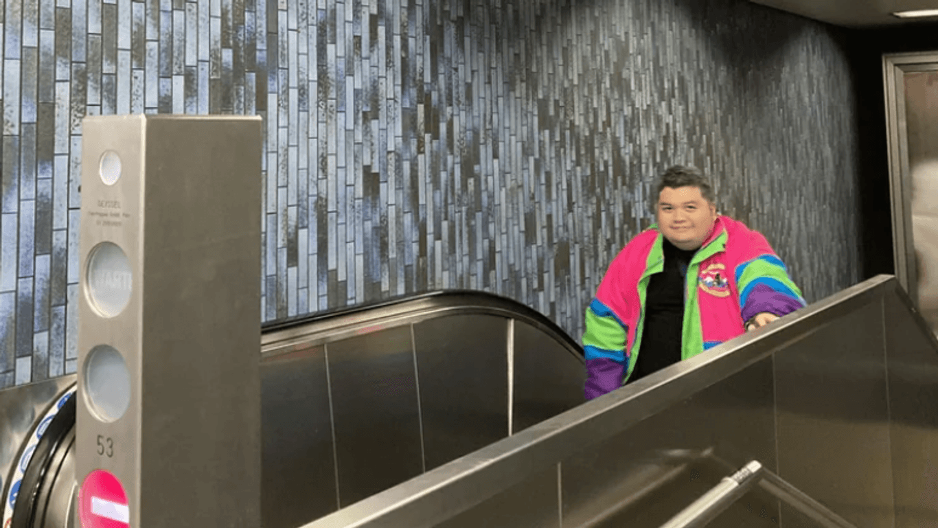 Der Australier auf der weltberühmten Kölner U-Bahn-Treppe: "Ich bin so glücklich."