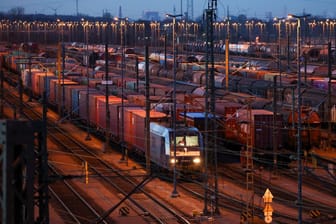 Ein Güterzug der DB Cargo (Archivbild): Immer mehr Baustellen verlangsamen den Gütertransport.