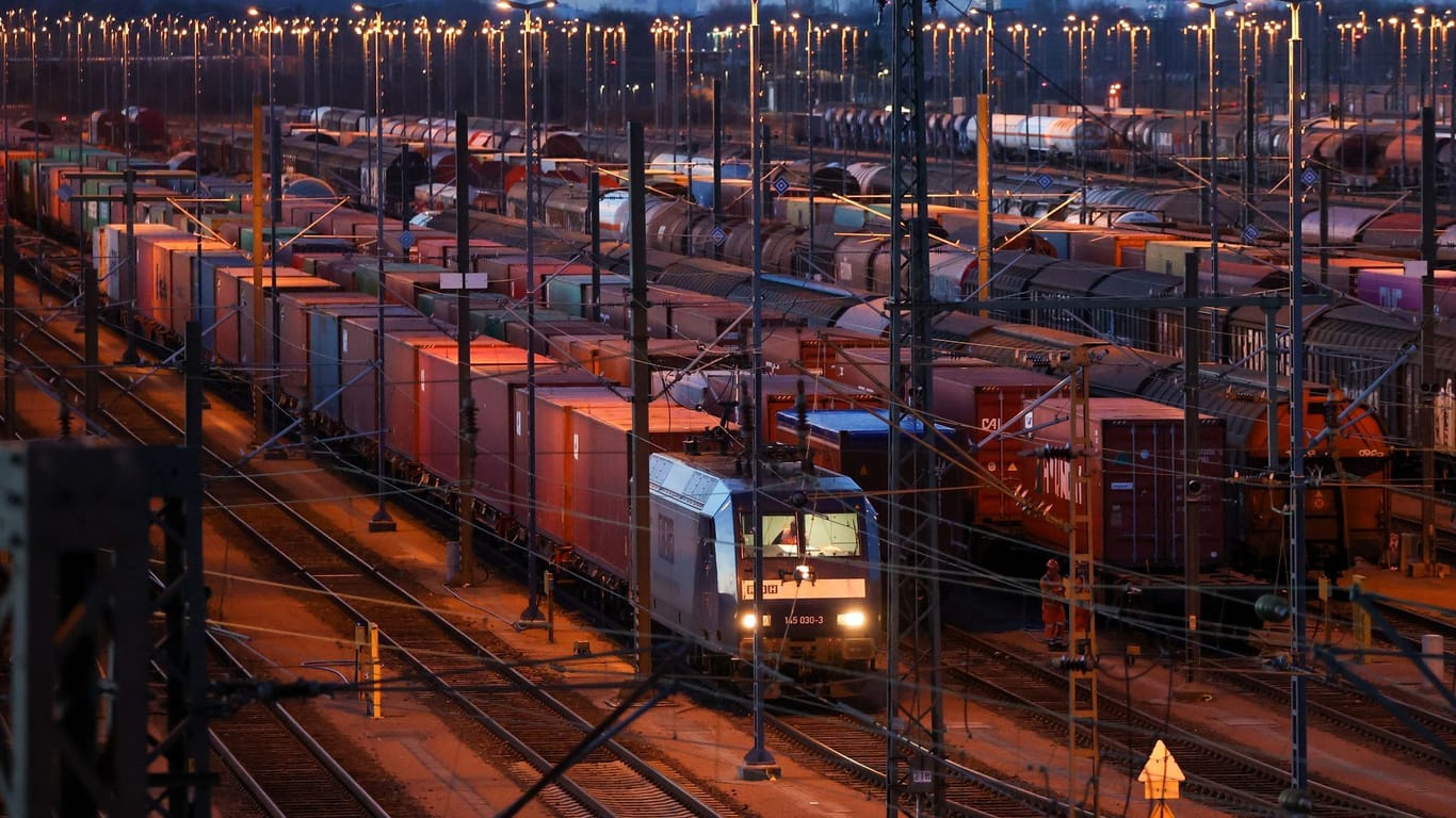 Ein Güterzug der DB Cargo (Archivbild): Immer mehr Baustellen verlangsamen den Gütertransport.
