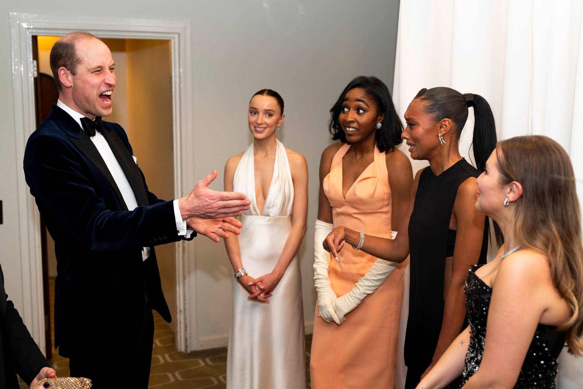 Prinz William, Phoebe Dynevor, Ayo Edebiri, Sophie Wilde und Mia McKenna Bruce bei den BAFTA-Awards 2024.