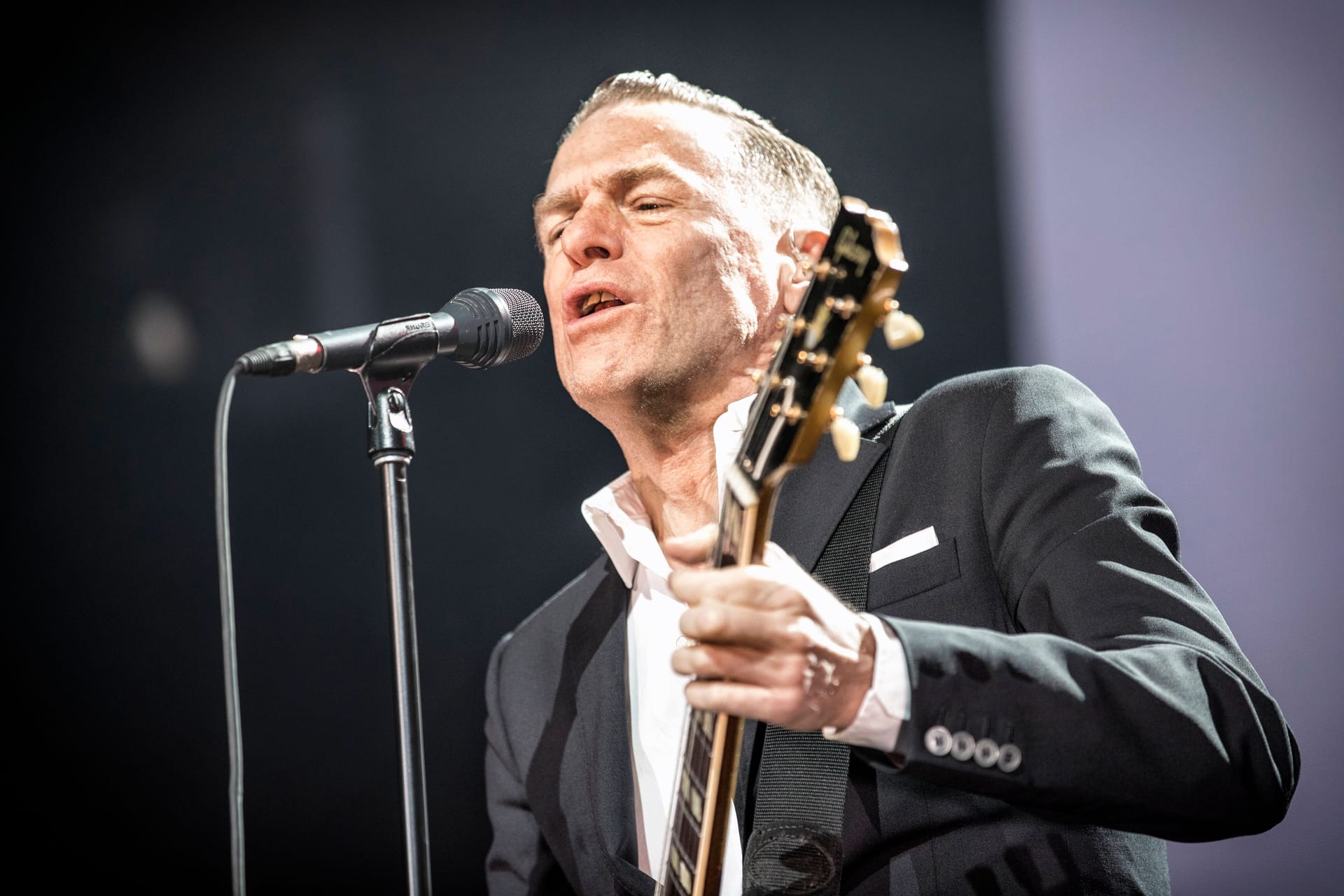 Bryan Adams bei einem Konzert in Norwegen: Mit seiner neuen Tour kommt der kanadische Rocksänger in fünf deutsche Städte, darunter Hamburg.