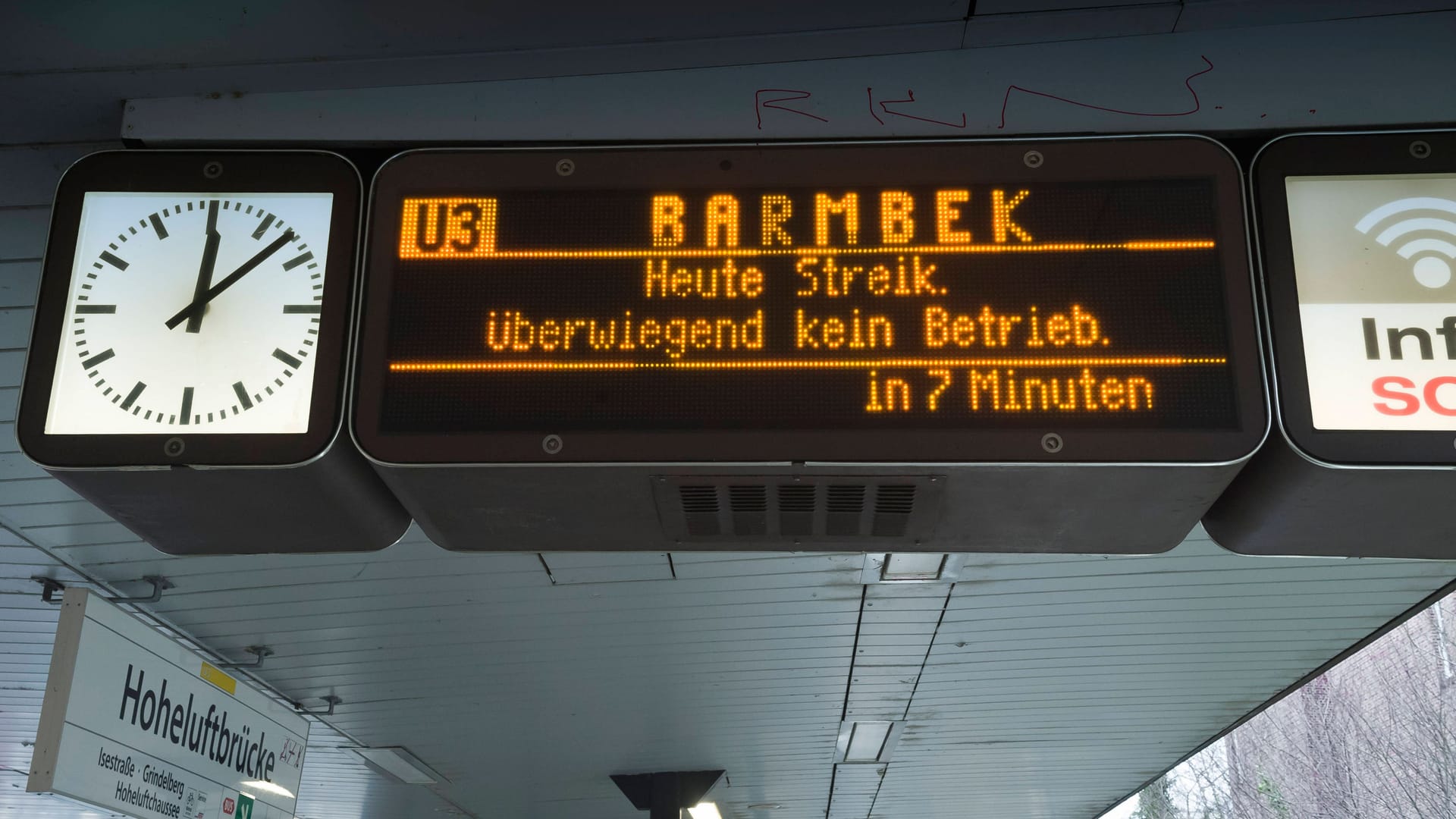 Digitale Anzeige an der U-Bahn-Haltestelle Hoheluftbrücke weist auf den Streik hin (Archivbild): Zwei Tage lang sollen keine Busse und Bahnen fahren.