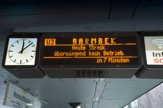 Digitale Anzeige an der U-Bahn-Haltestelle Hoheluftbrücke weist auf den Streik hin (Archivbild): Zwei Tage lang sollen keine Busse und Bahnen fahren.