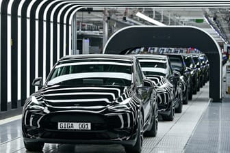 Tesla-Wagen rollen vom Band der Brandenburger Fabrik: Am Montag soll hier wieder voll produziert werden.