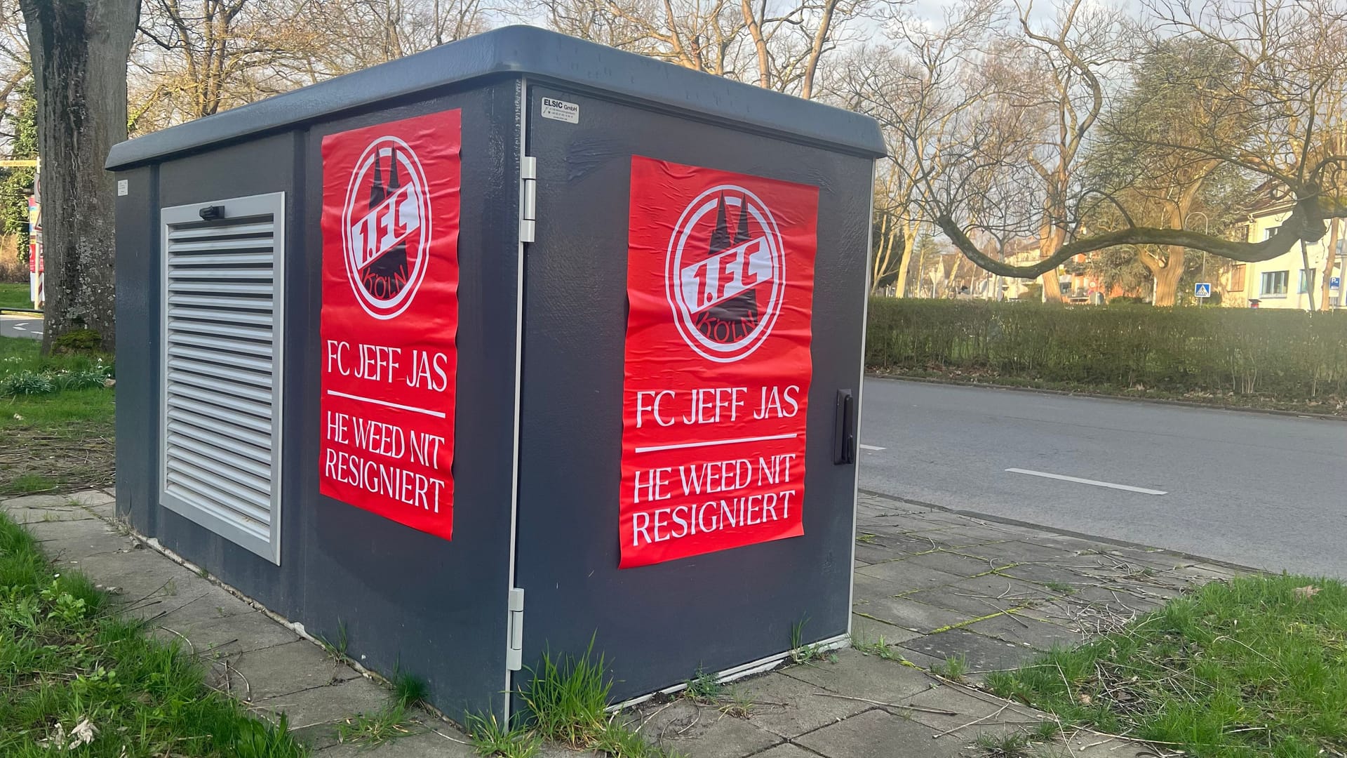 Diese Plakate wurden über Nacht in ganz Köln aufgehängt.