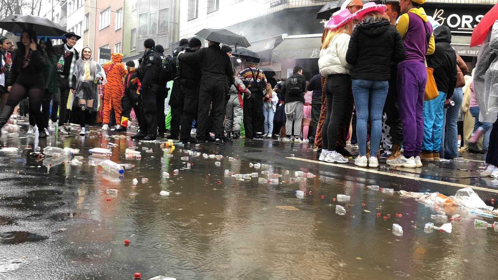 Die Zülpicher Straße im Kwartier Latäng steht unter Wasser.