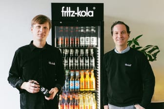 Geschäftsführer Florian Weins und Gründer Mirco Wolf Wiegert von Fritz-Kola: Der Hamburger Getränkehersteller erhält nach über 20 Jahren einen neuen Look.