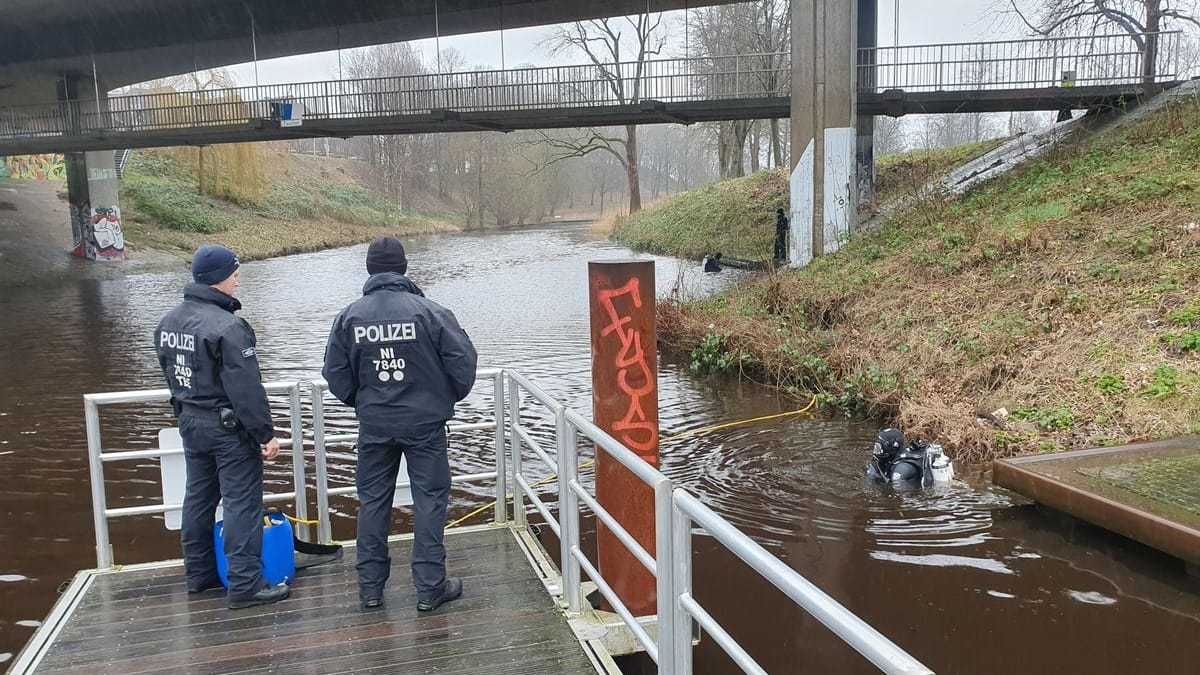 Taucher im Einsatz: Im Falle des getöteten Hamburgers bekam die Stader Polizei am Dienstag Hilfe aus Oldenburg.