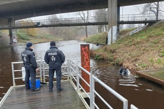 Taucher im Einsatz: Im Falle des getöteten Hamburgers bekam die Stader Polizei am Dienstag Hilfe aus Oldenburg.