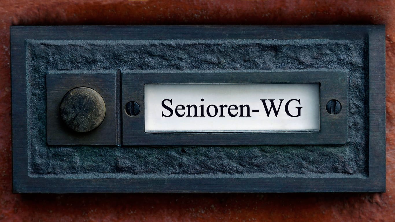 Klingelschild mit der Aufschrift "Senioren-WG"