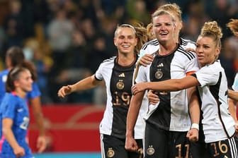 Das Team um Kapitänin Alexandra Popp: Die letzten zwei Partien gegen Frankreich konnte Deutschland gewinnen.