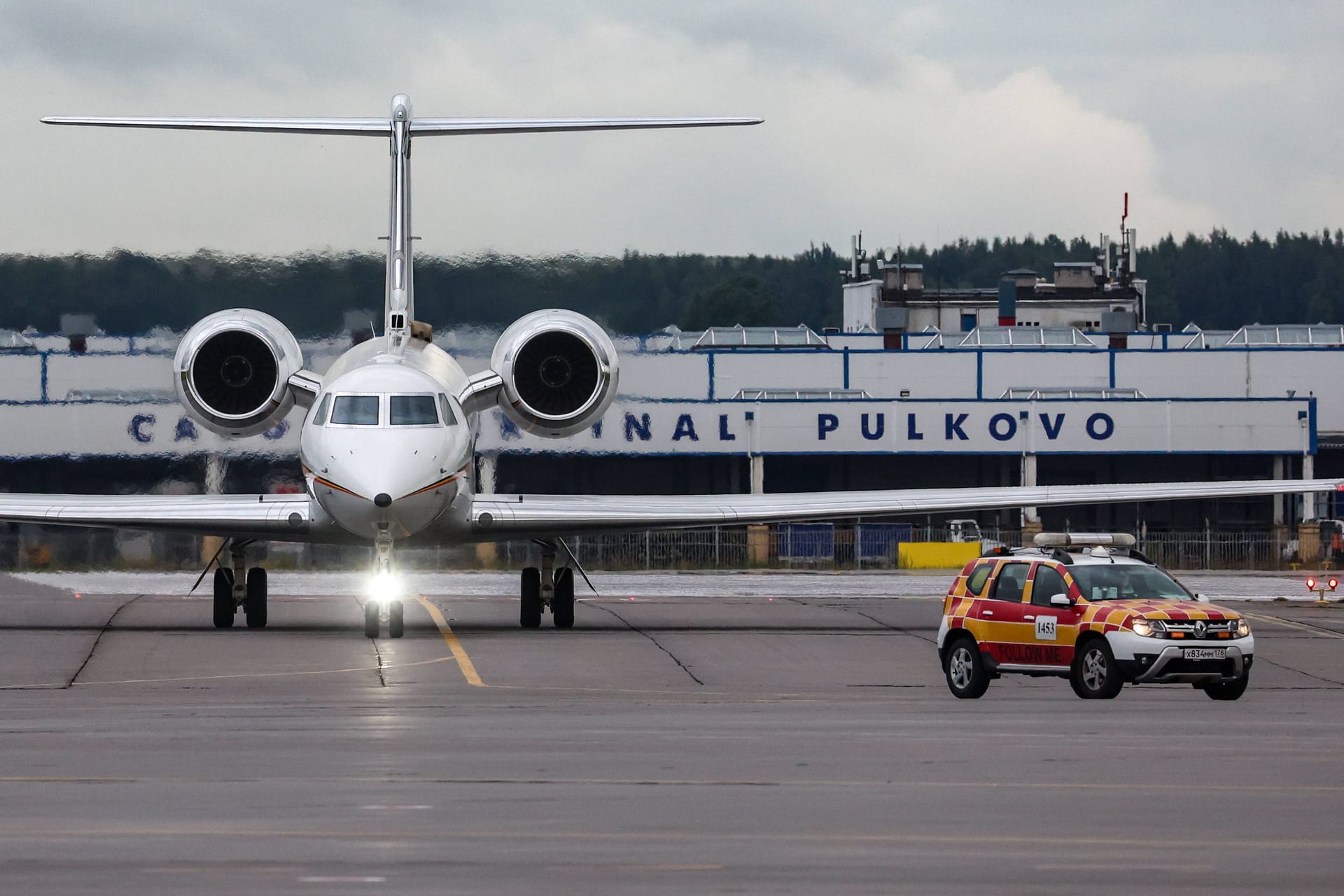 Ein Flugzeug am Flughafen von Sankt Petersburg (Symbolbild): Ein Deutscher wurde dort kürzlich wegen des Besitzes von Cannabis-Gummibärchen festgenommen.