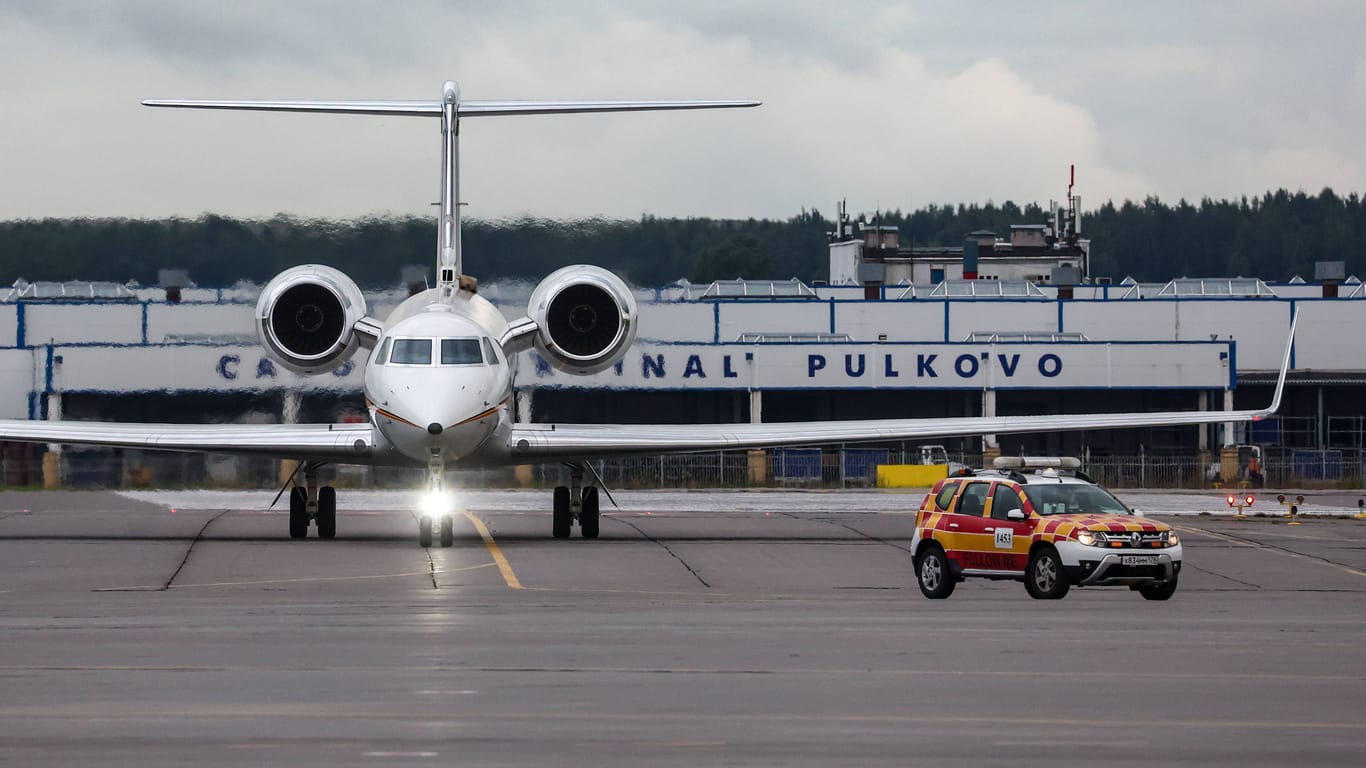 Ein Flugzeug am Flughafen von Sankt Petersburg (Symbolbild): Ein Deutscher wurde dort kürzlich wegen des Besitzes von Cannabis-Gummibärchen festgenommen.