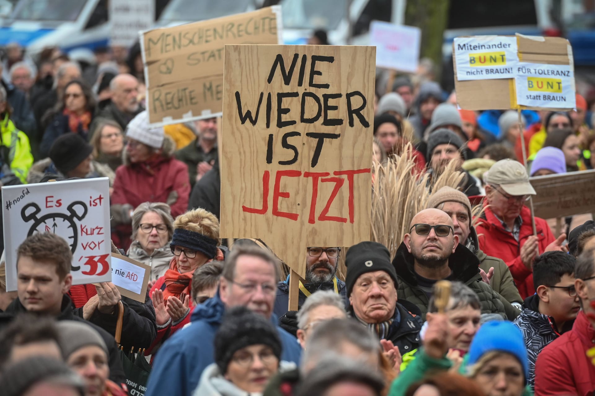 Demo gegen rechts (Archivbild): Zwei Drittel der Befragten fürchtet eine Spaltung der Gesellschaft.