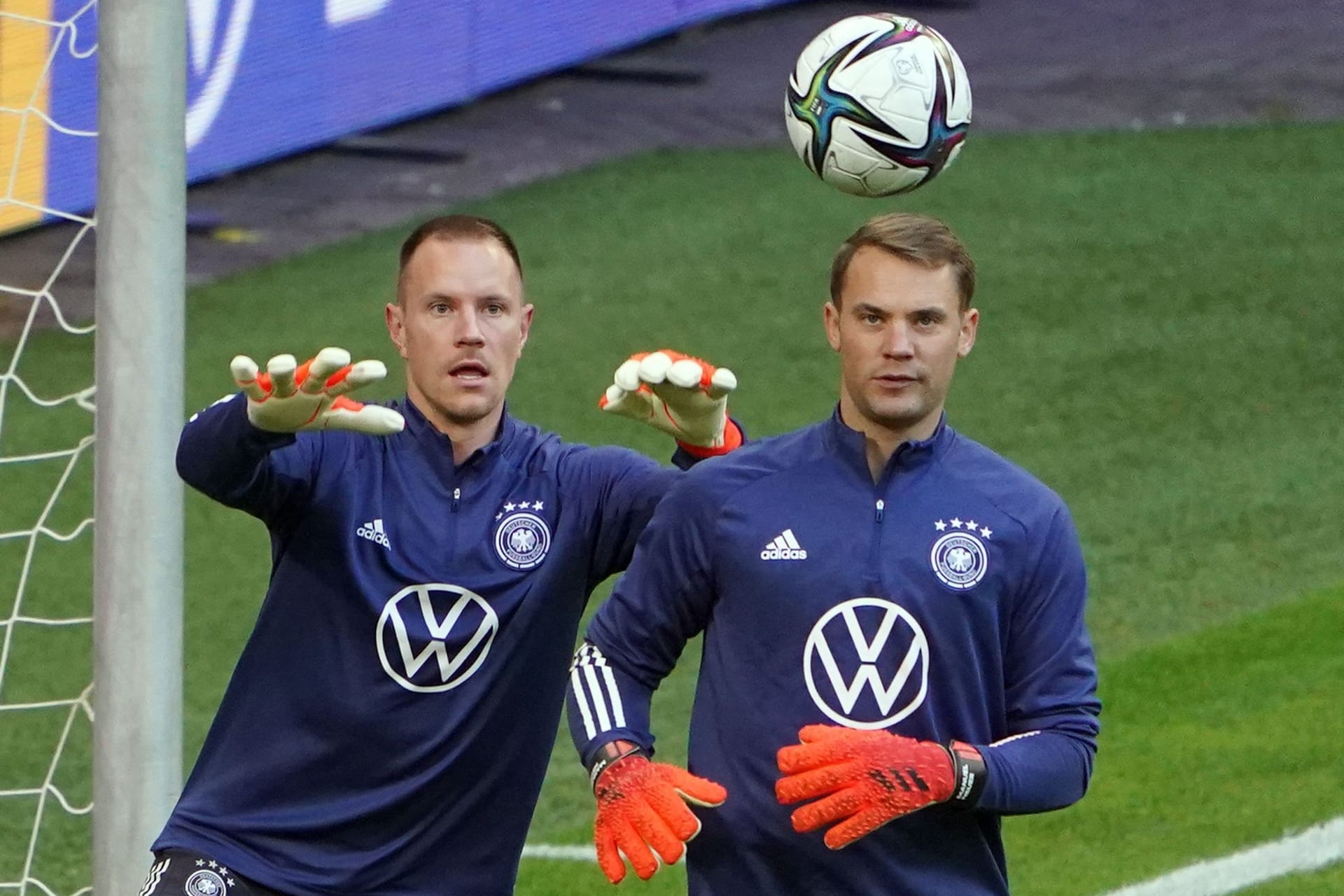 Marc-Andre ter Stegen (l) und Manuel Neuer