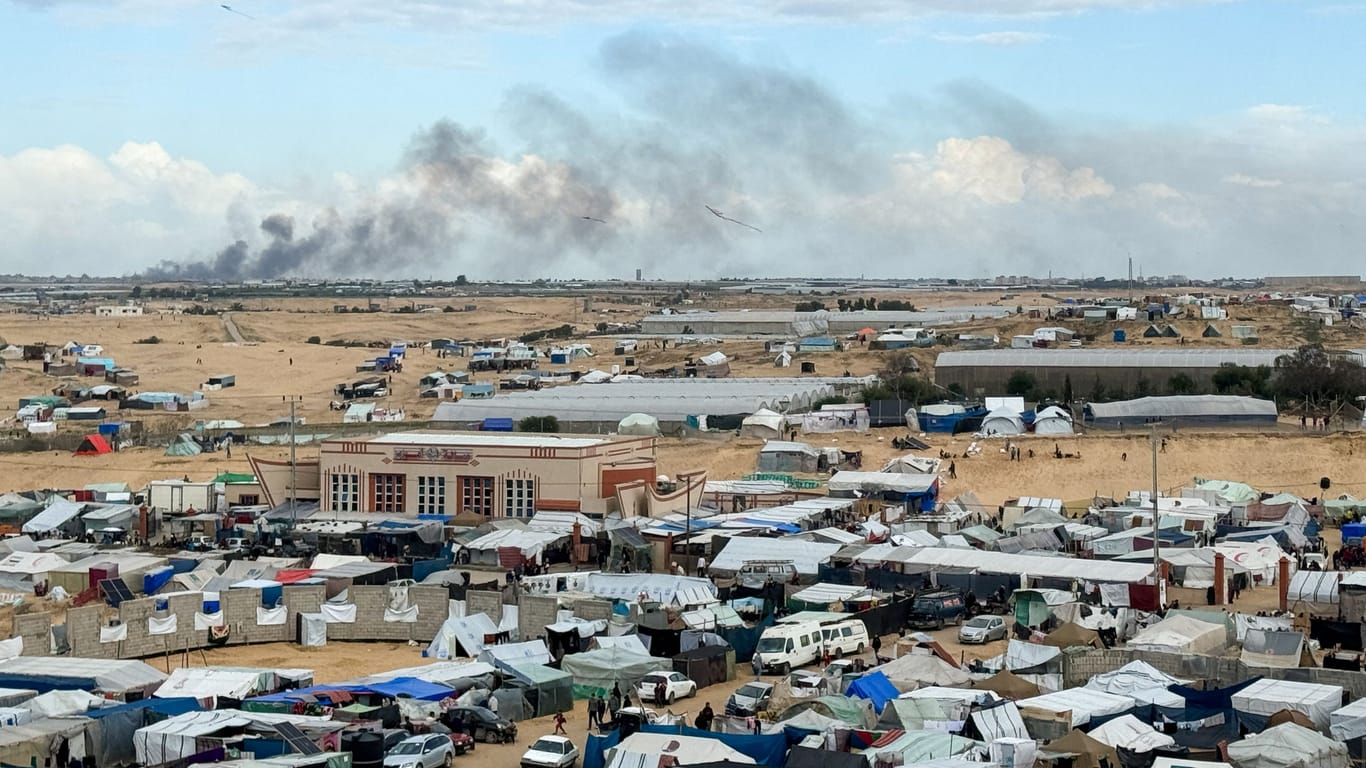 Von Rafah aus, sieht man Rauch über Khan Younis aufsteigen: In den einst 300.000-Einwohner-Ort sind mehr als eine Million Menschen geflüchtet.